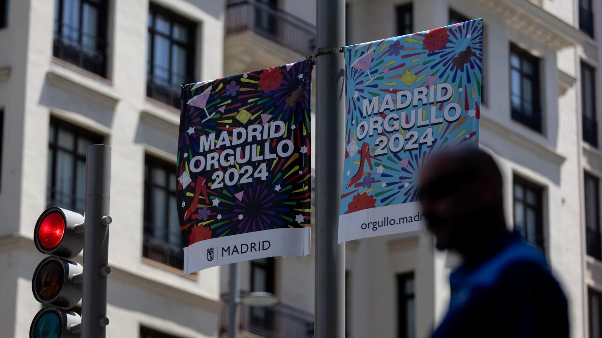 Tacones, condones y copas: el polémico cartel oficial del Orgullo LGTBI en  Madrid | El Correo