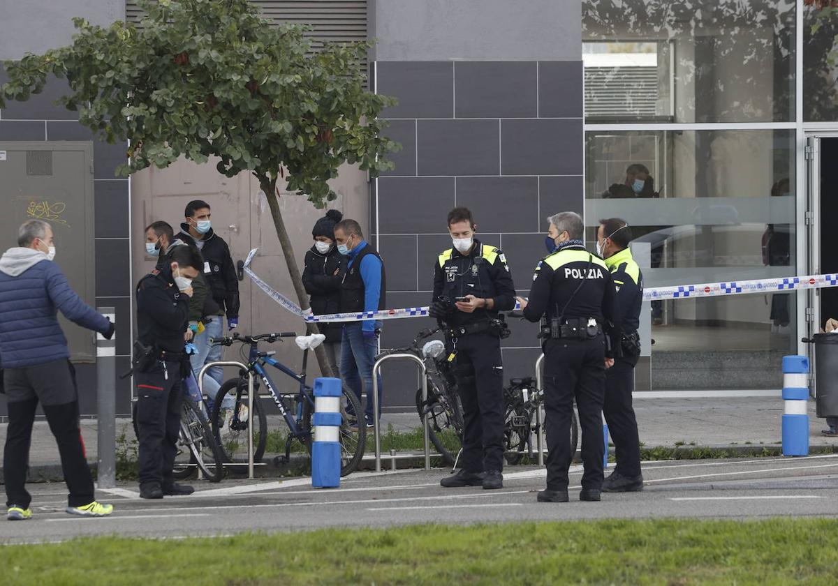 Agentes de policía durante el dispotivo de búsqueda de Jesús Gil Peláez en 2020 en Salburua.