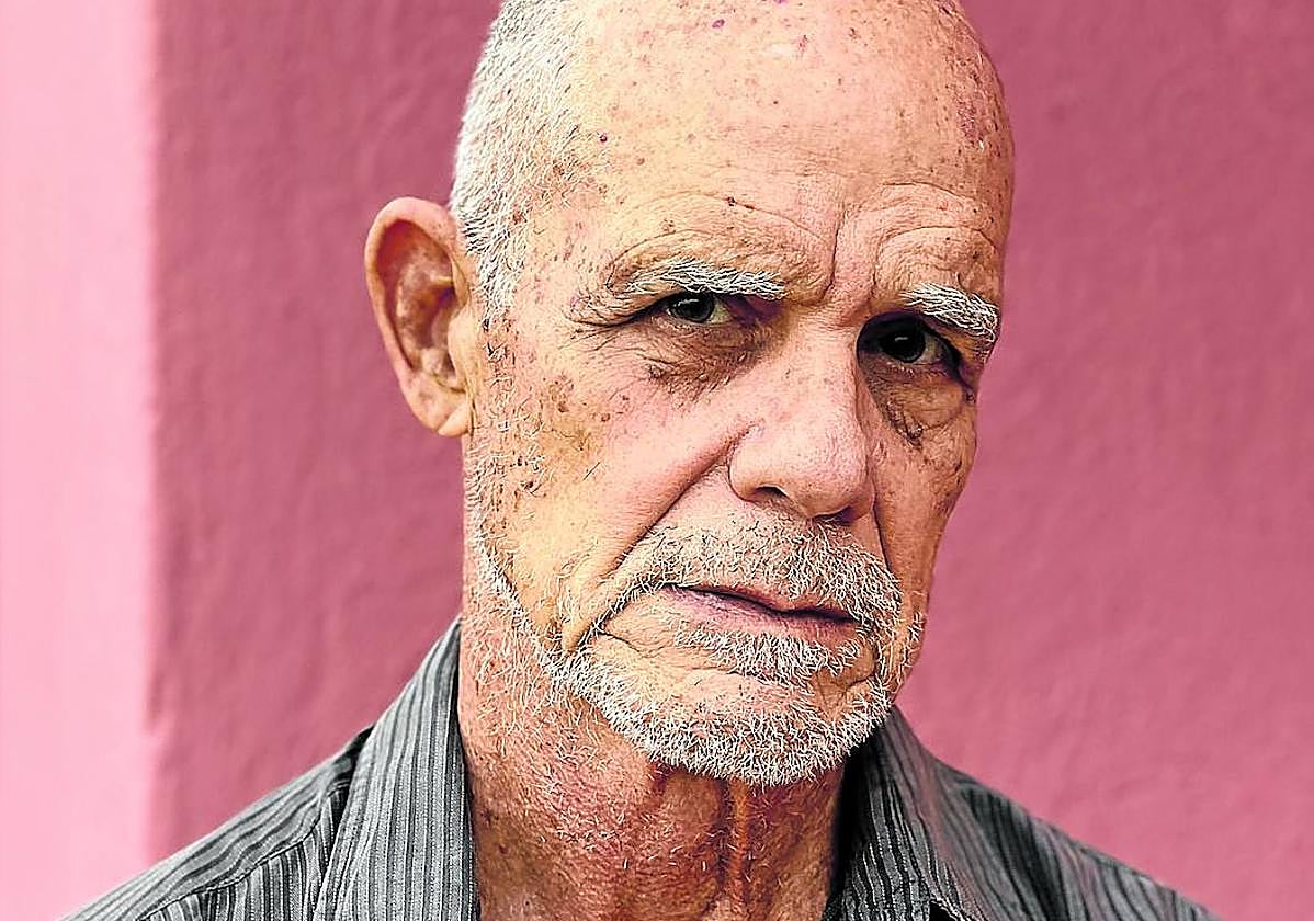 Pedro Juan Gutiérrez, fotografiado en su casa de San Lázaro en La Habana.