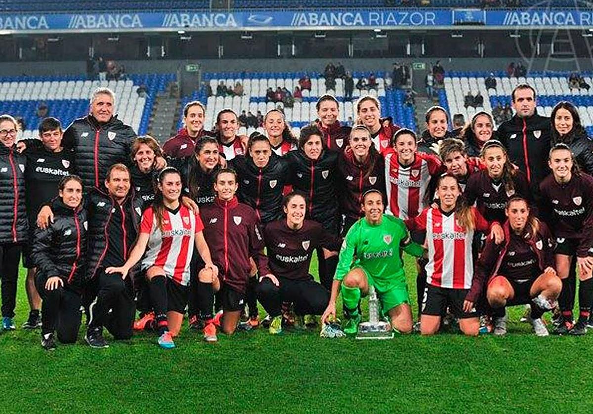 Ainhoa Tirapu y sus compañeras, con el trofeo conquistado sobre el césped de Riazor.