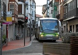 Una unidad de Bizkaibus a su paso por la calle Goiko kalea de Mundaka.