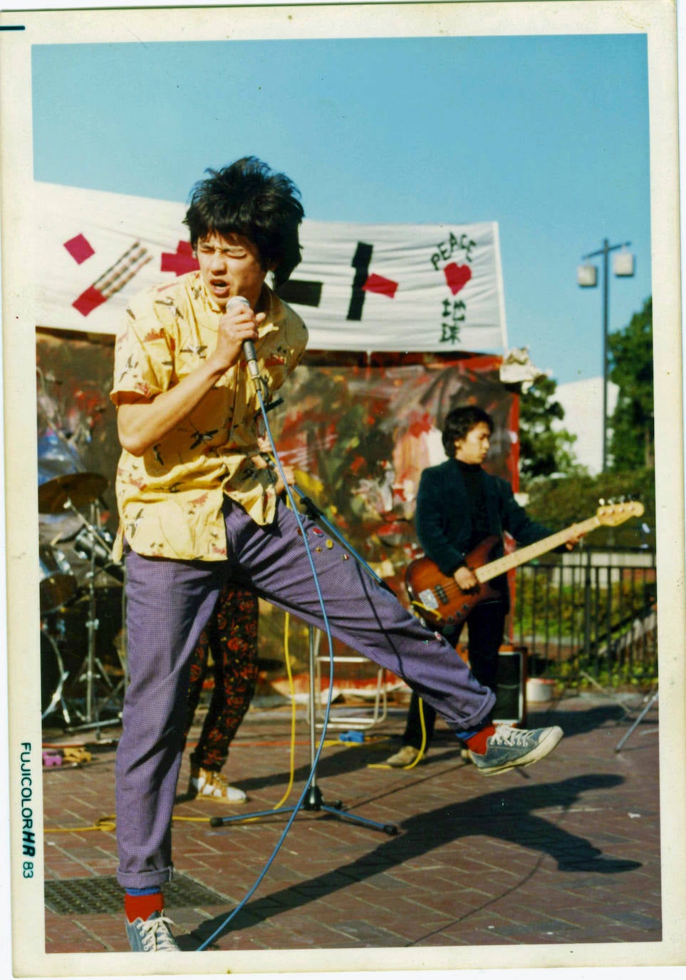 Nara, cantando con una de sus bandas en su juventud.