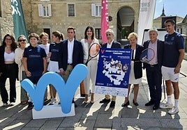 Ana López de Uralde y Ana del Val, junto a Íñigo Area, con el cartel.
