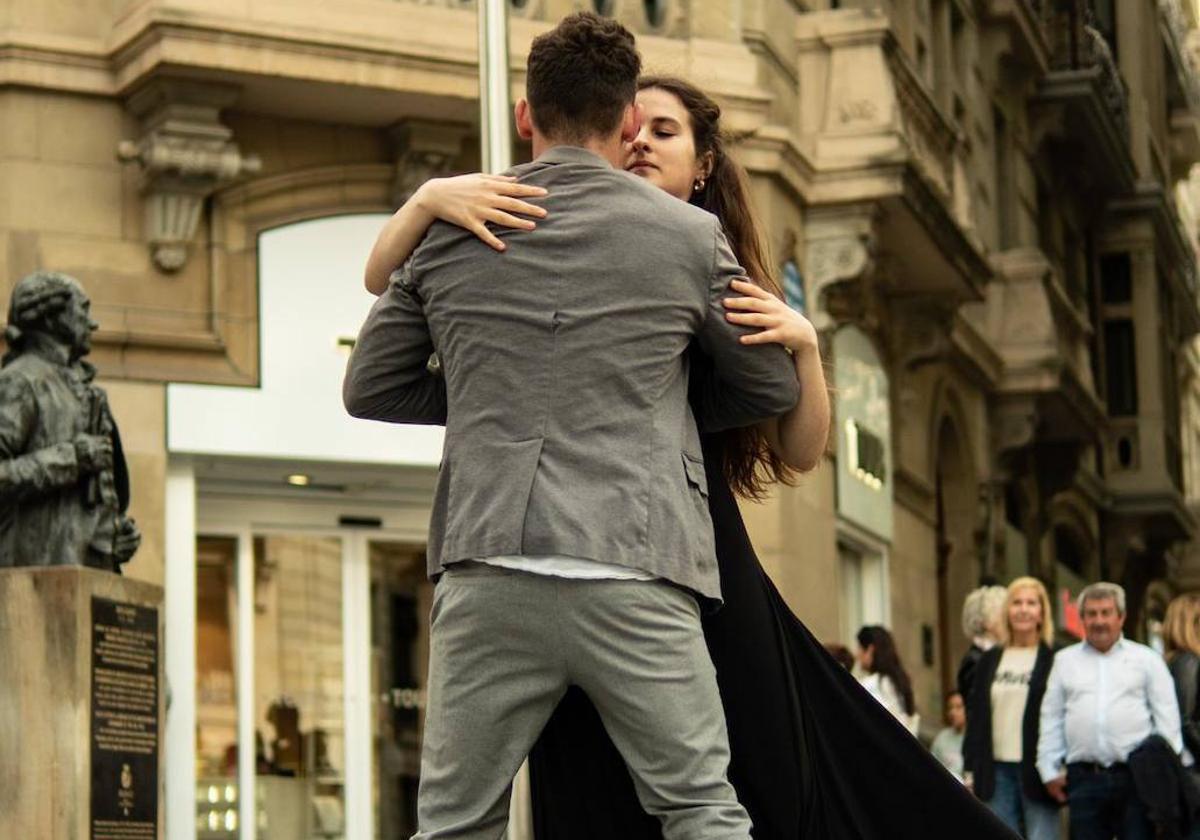 ¿Quién es la joven que está detrás del cartel de «busco novio» y baila por las calles?