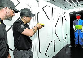 Miembros de la compañía Axon realizan una demostración de uso de la táser, ayer en el BEC de Barakaldo.