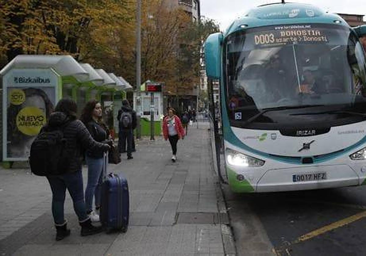 «La oferta de autobuses para ir y venir en el día es pésima», argumentan.