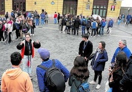 Turistas atienden las explicaciones de un guía en la plaza del teatro Arriaga.