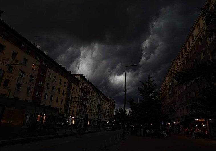 La tormenta, anoche sobre el cielo de Vitoria.