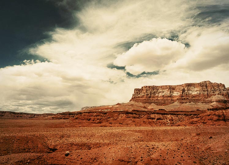 La configuración rocosa de la región y la presencia de minas lleva a pensar que el término podría derivar de 'harri ona' en euskera.