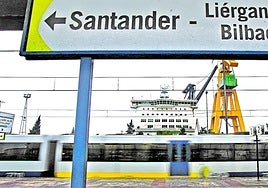 Un tren de la antigua línea de Feve entre Santander y Bilbao circula por la estación de El Astillero