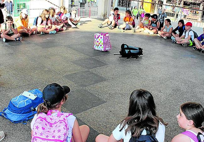 El grupo de los talleres 'steam' disfrutó ayer de una salida a la playa de Deba, donde también pudieron divertirse con las ciencias naturales.