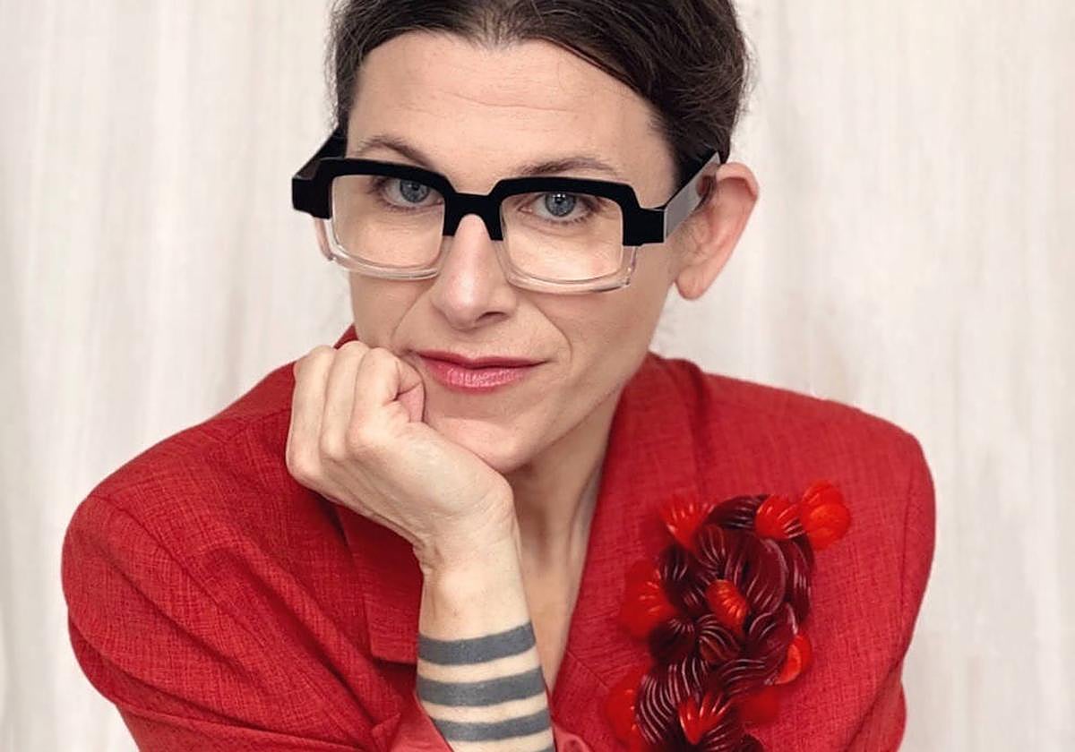 Sara crea joyas contemporáneas en su taller de Plentzia.