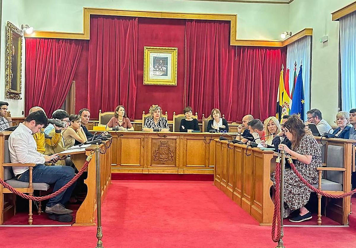 Marijose Blanco, en el centro, ejerciendo de alcaldesa en funciones tras la salida de Mikel Torres.