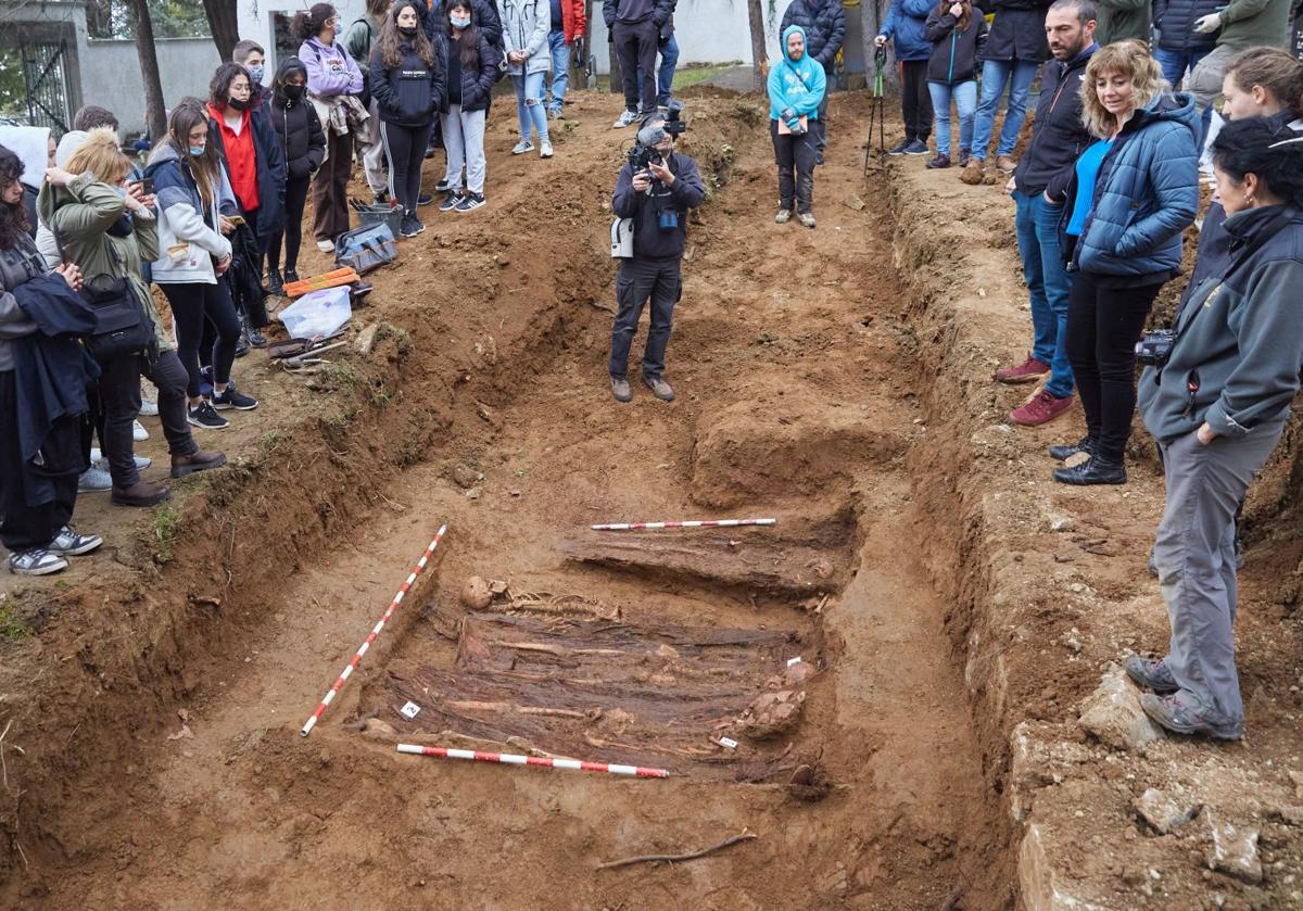 Los restos exhumados en el cementerio de Berriozar.