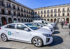 Parte de la flota de taxis eléctricos de Vitoria.