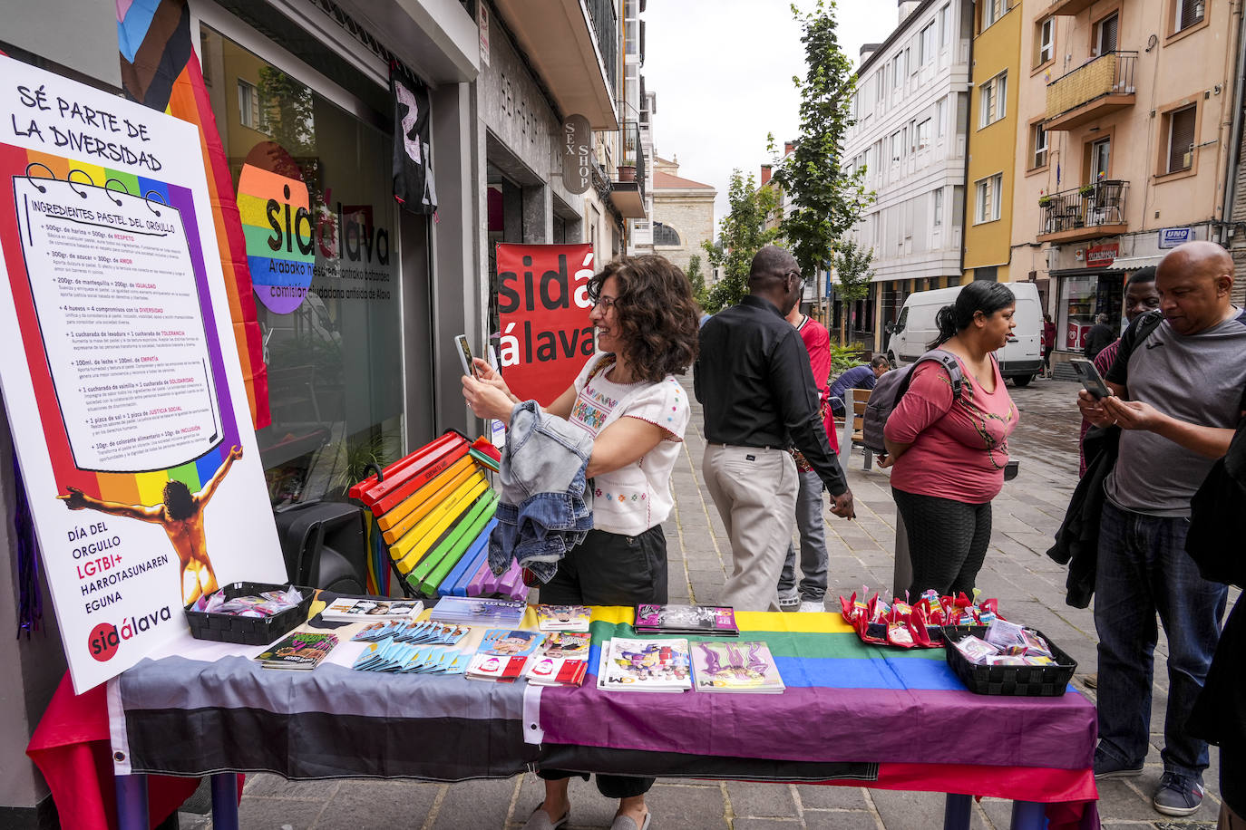 Sidálava inicia el Día del Orgullo con un bizcocho multicolor