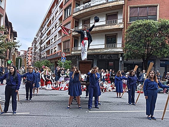 Unai Urkiaga ha bailado la 'Kaixarranka' en el último Dantzari Eguna de Amorebieta.