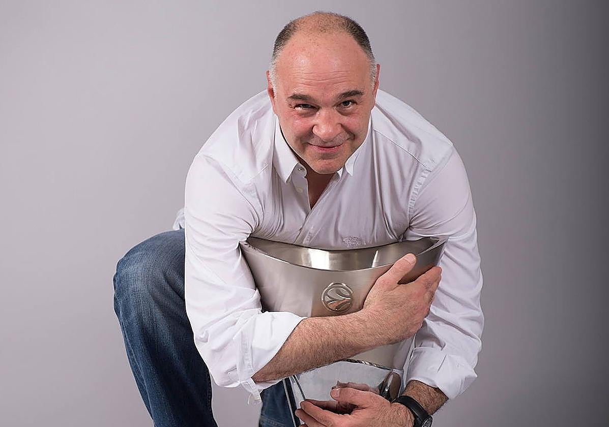 Pablo Laso se abraza al trofeo de la Euroliga conquistada en 2015.