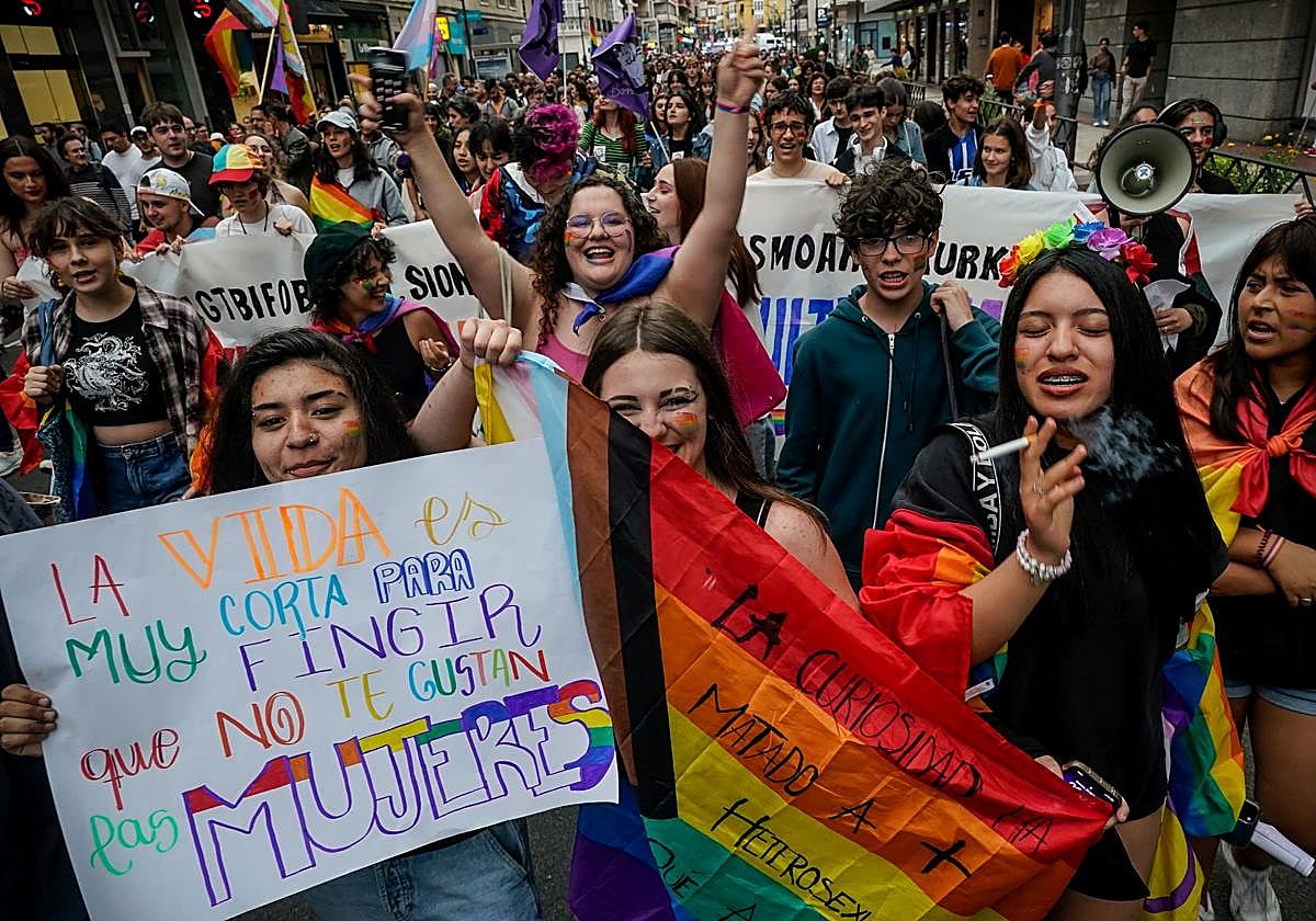 Un grupo de jóvenes, junto a sus pancartas durante la manifestación de este viernes.