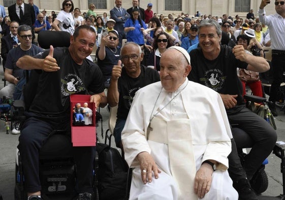 José Ignacio Fernández, Antonio González y Rubén Zulueta junto al Papa Francisco en la plaza de San Pedro del Vaticano.