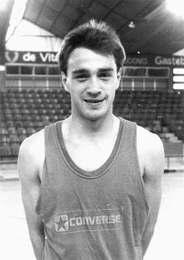 Pablo Laso, en el polideportivo de Mendizorroza, como jugador del Baskonia, en los años 80.