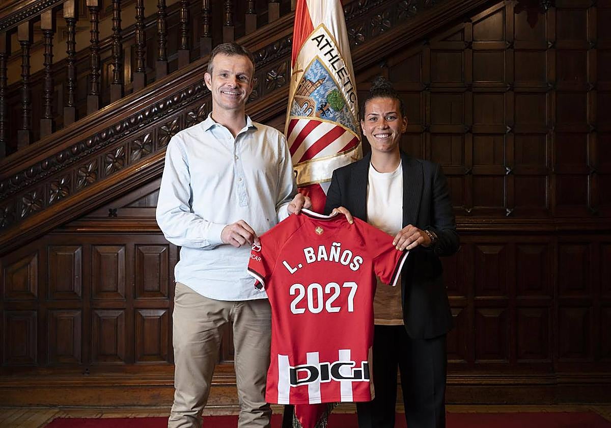 Leire Baños posa en Ibaigane con el presidente Jon Uriarte.