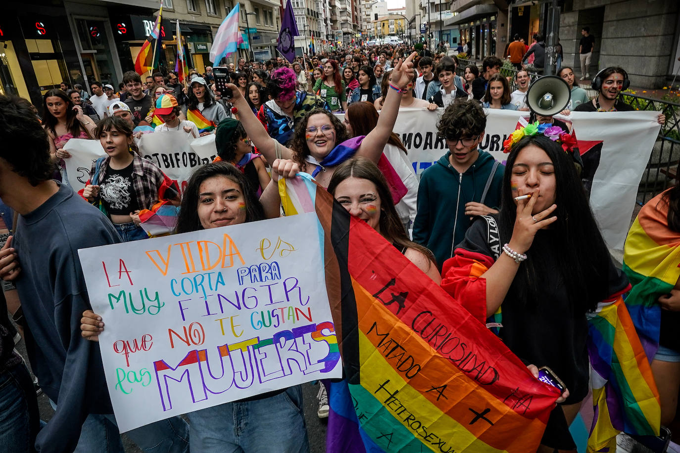 La marea arcoíris llena Vitoria de Orgullo