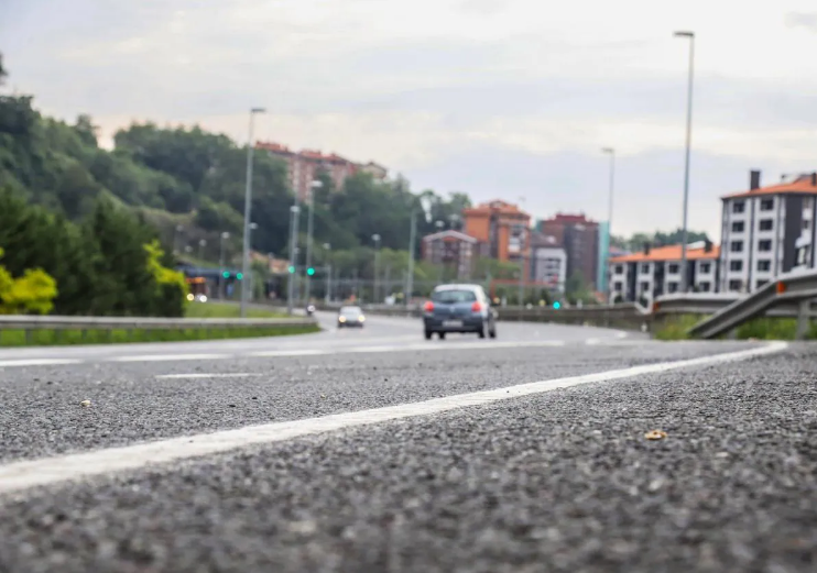 El arrollamiento que costó la vida a Egoitz tuvo lugar en este apartadero de la GI-41, entre la rotonda de Martutene y el túnel de Zorroaga, a la altura del barrio de Txomin.