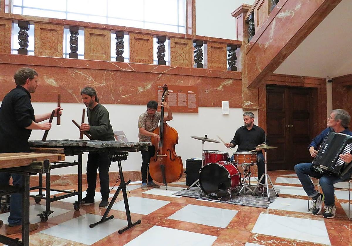 En la tercera, 'Murdock'.