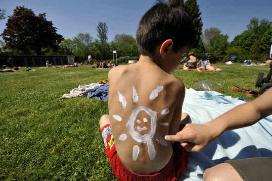 Sanidad mantiene fuera del mercado una conocida crema solar