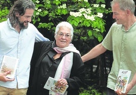 La autora, flanqueada por los dos ilustradores de la colección, Iván y José Luis Landa, durante el homenaje que le rindió la editorial en San Sebastián.