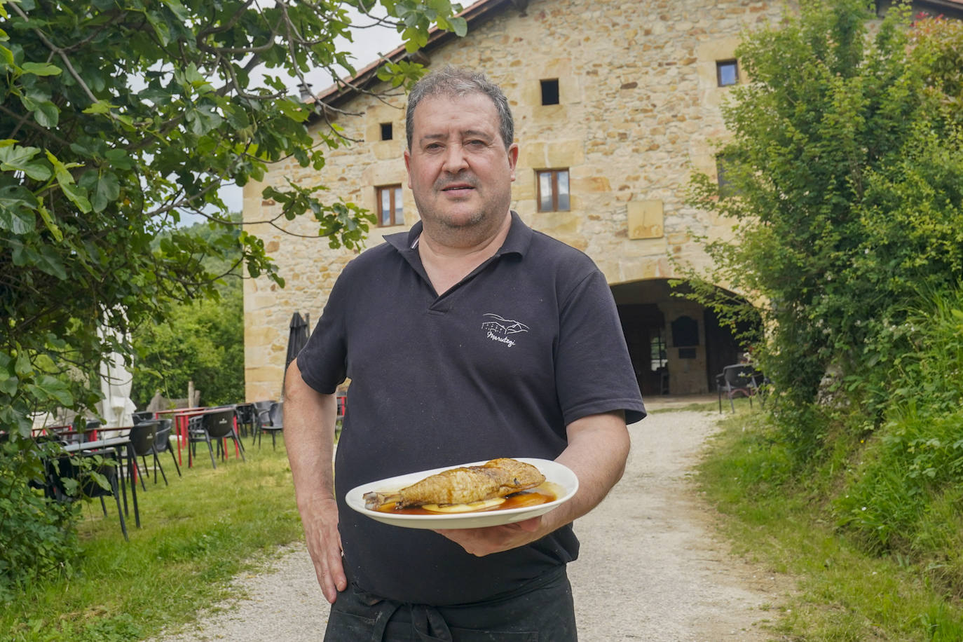El restaurante en un baserri alavés de 300 años con los pollos en la puerta