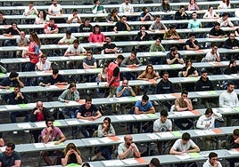 Los aspirantes a agentes en plena prueba en uno de los pabellones del BEC.