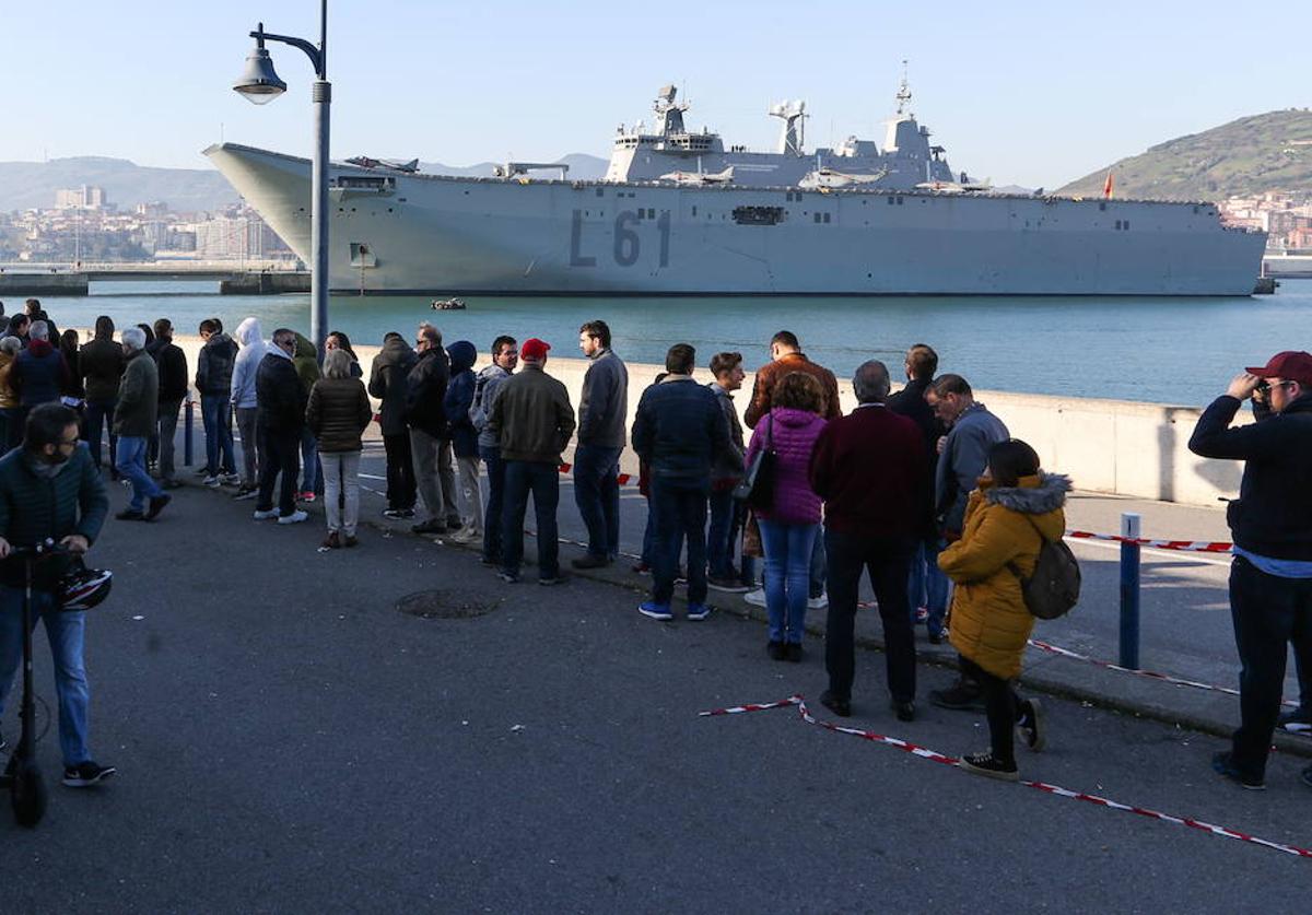 El portaeronaves es tan largo como dos campos de fútbol y alto como un edificio de diez plantas. En 2019 recibió a 12.300 visitantes en Getxo.