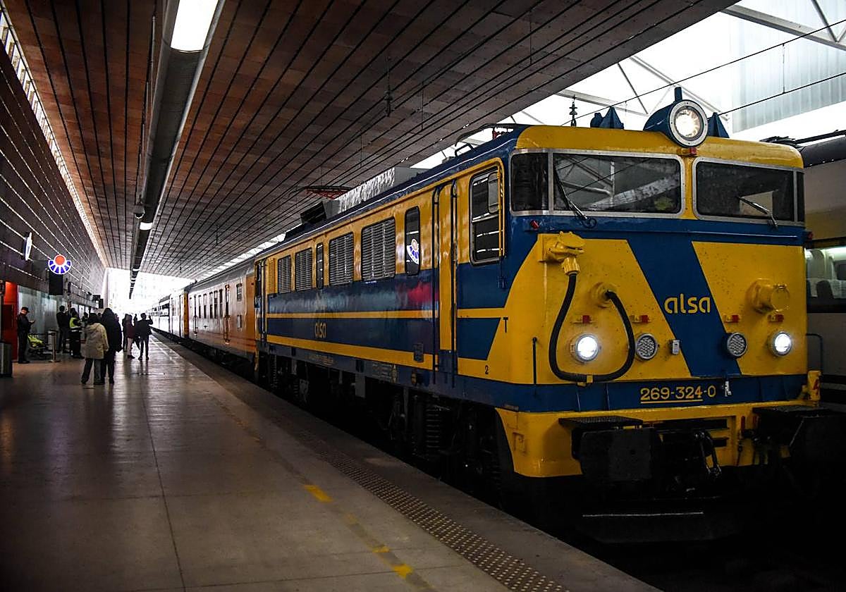 Momento en que el 'Expreso Bilbao Ría' llega a la estación de trenes de Abando, en Bilbao.