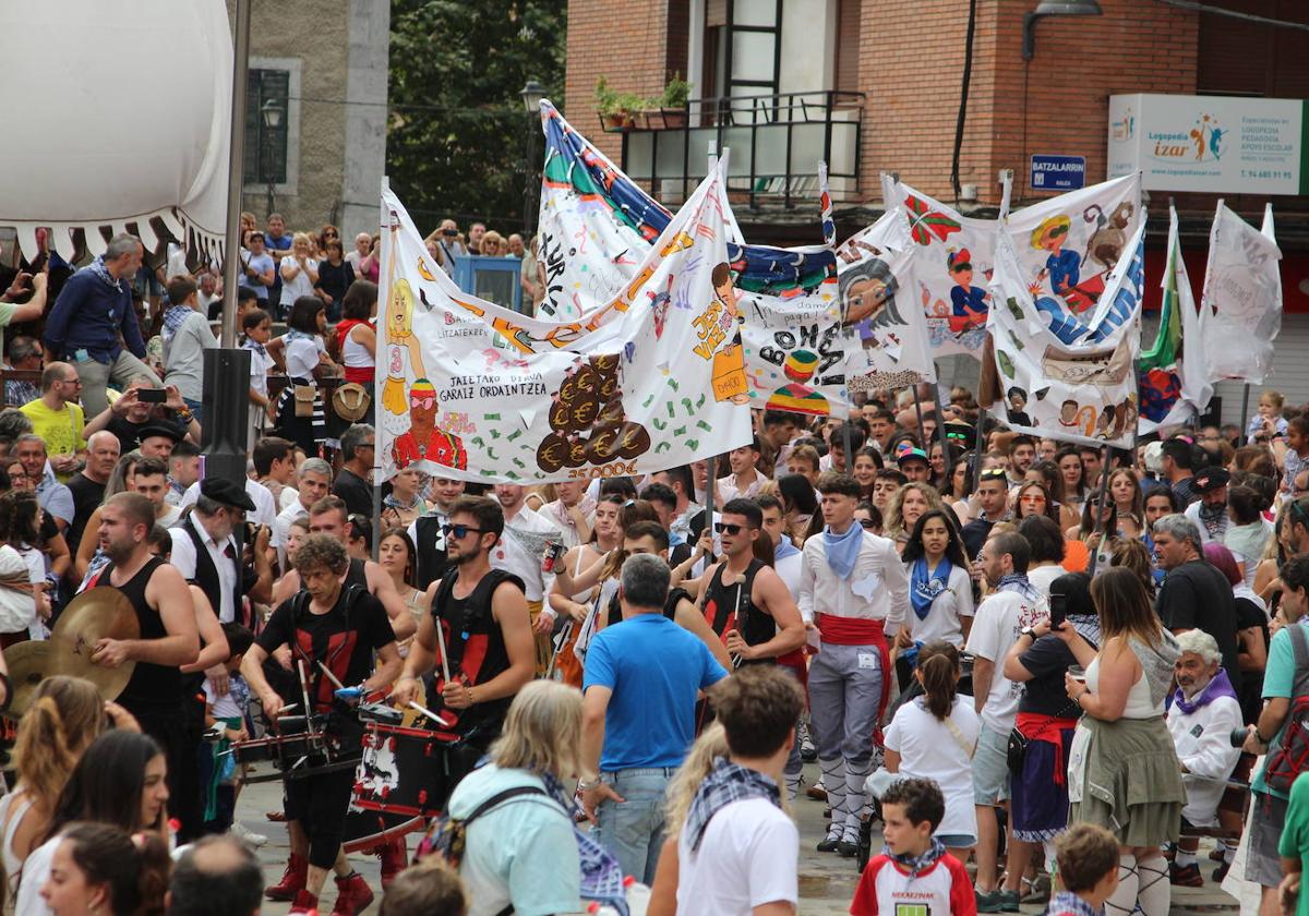 Las cuadrillas se encargan de organizar gran parte del programa festivo de los 'Sanroques' llodianos.