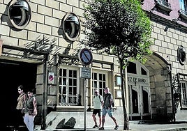 Fachada del hotel López de Haro, que albergará apartamentos de lujo.