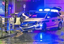 Un coche patrulla de la Policía Municipal de Bilbao choca contra una valla al esquivar a un turismo que no había respetado la prioridad.