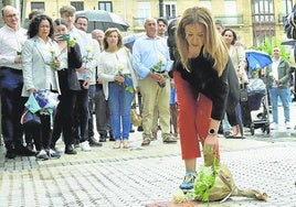 La familia, durante la ofrenda floral en la inauguración.