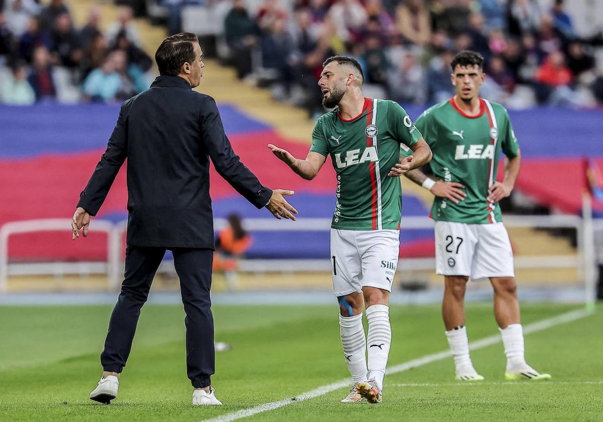 Luis Rioja dialoga con Luis García, con Javi López al fondo.