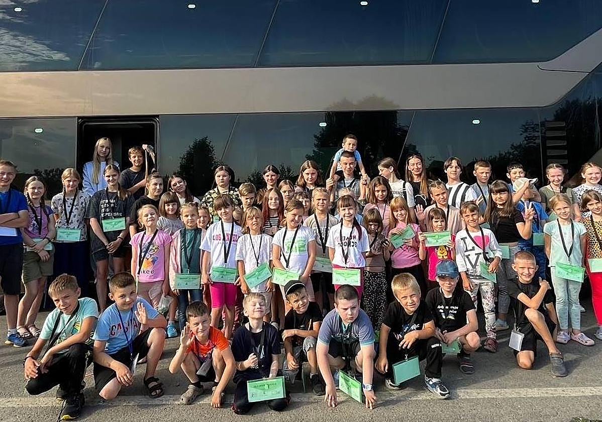 Varios niños ucranianos saludan a su llegada a Euskadi.