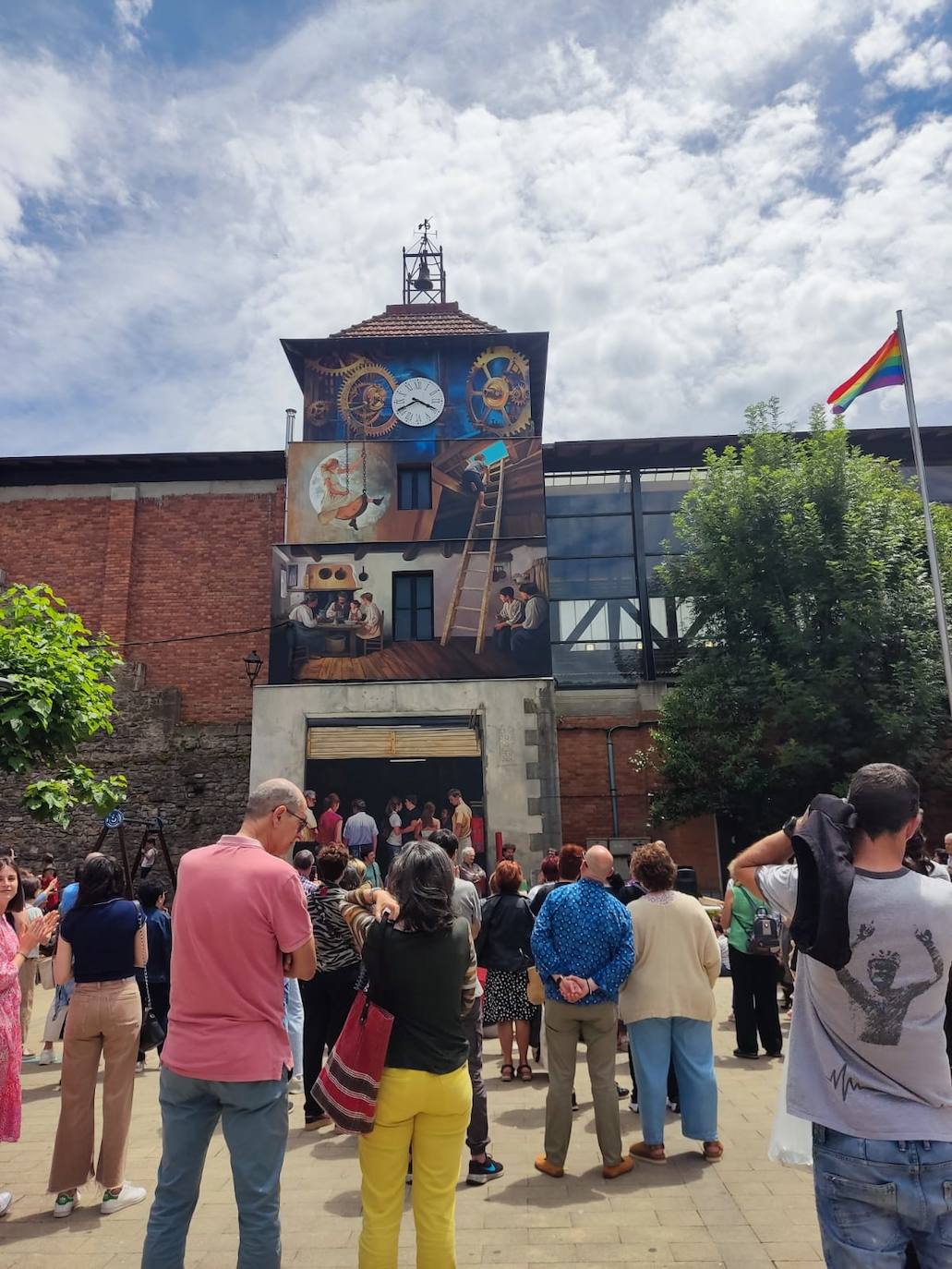 La torre del reloj de la plaza Garai ya está decorada con el mural 'Los engranajes del tiempo'.