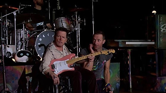 Coldplay emociona en el festival de Glastonbury y sube a Michael J. Fox al escenario
