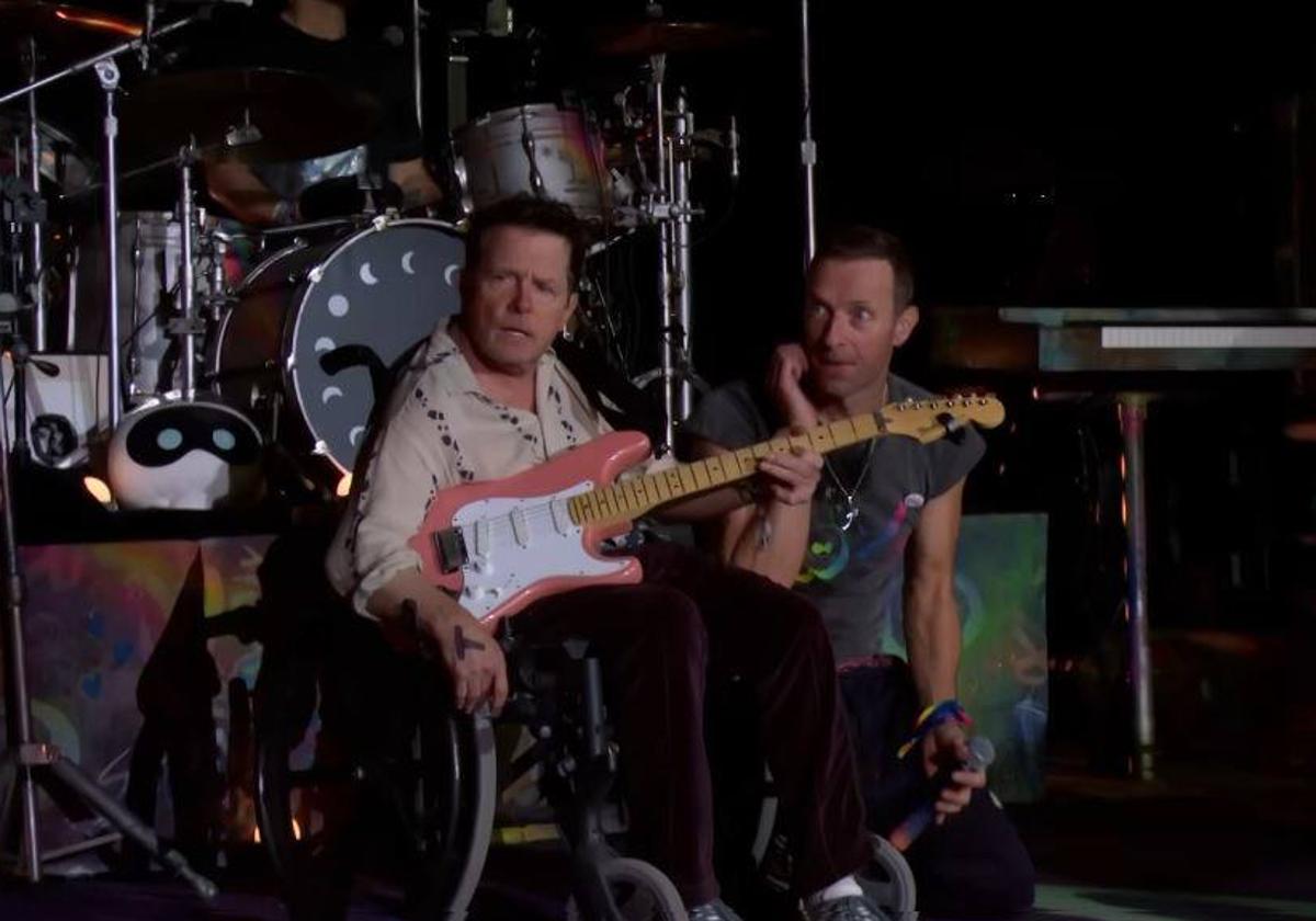 Coldplay emociona en el festival de Glastonbury y sube a Michael J. Fox al escenario