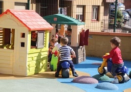 Alumnos juegan en el patio de una haurrreskola.