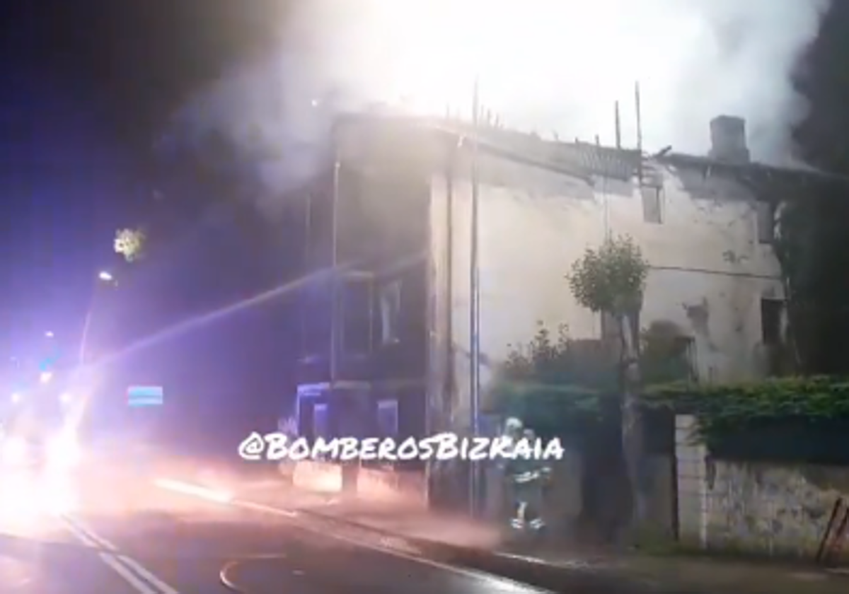 El fuego arrasa una vivienda deshabitada en Bedia