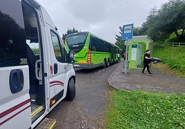 Un grupo de vecinos de Mundaka ha protagonizado este mediodía una protesta frente la sede en Bilbao del departamento de Transportes, Movilidad y Turismo de la Diputación foral.
