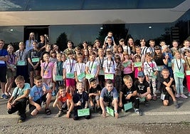 Varios niños ucranianos, en una parada del viaje que les ha traído a Euskadi.