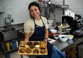 Victoria, la repostera argentina que ha abierto el templo de las galletas en Bilbao.
