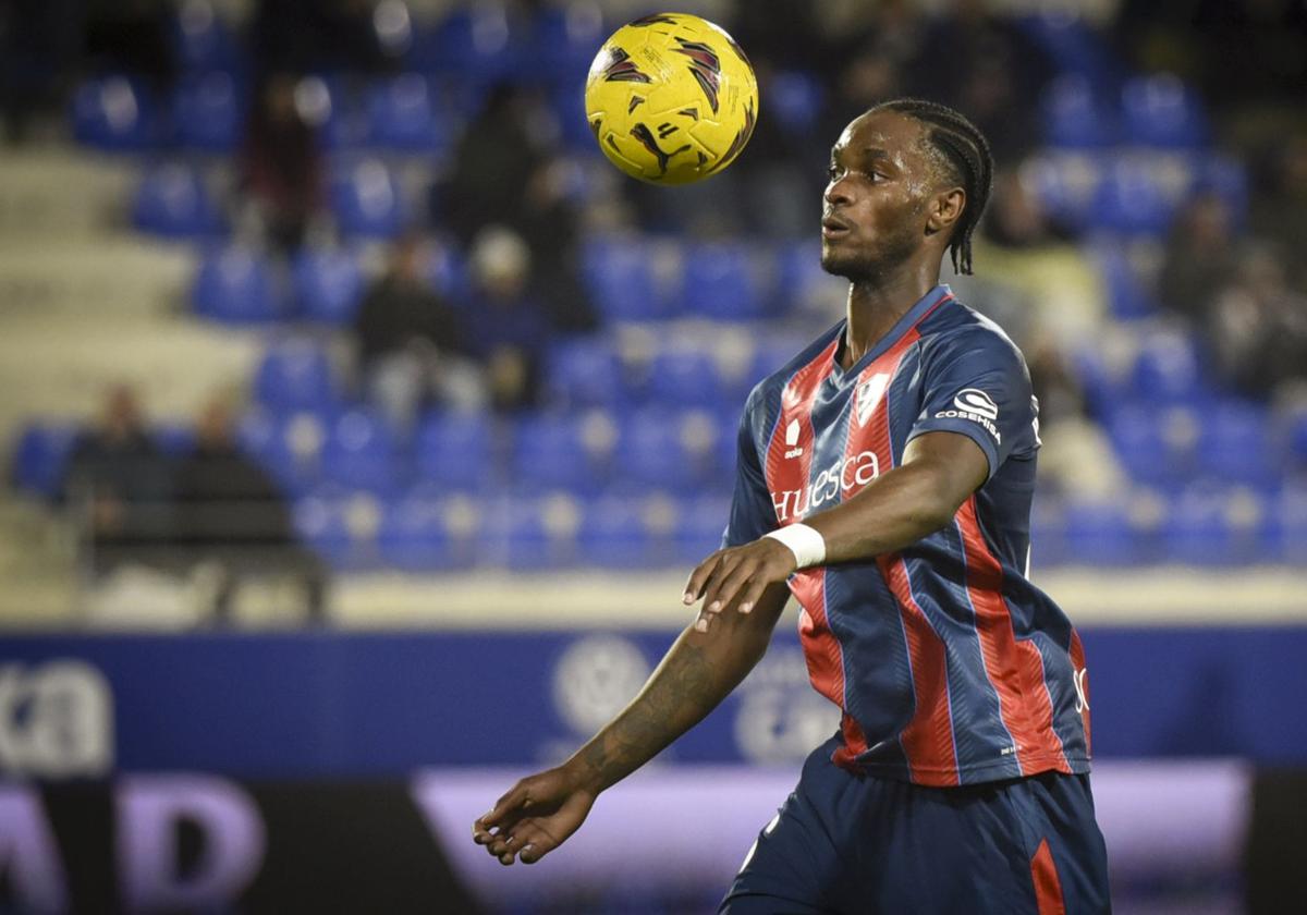 Álex Balboa durante un partido con el Huesca.